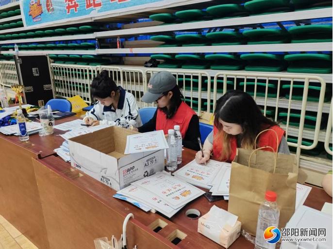 邵阳：青春志愿红 护航篮球梦